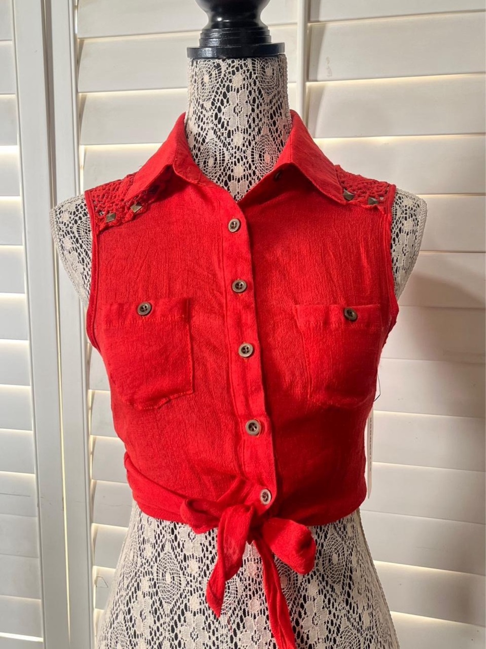 Roommates Red Sleeveless Tie-Front Button Crop Top